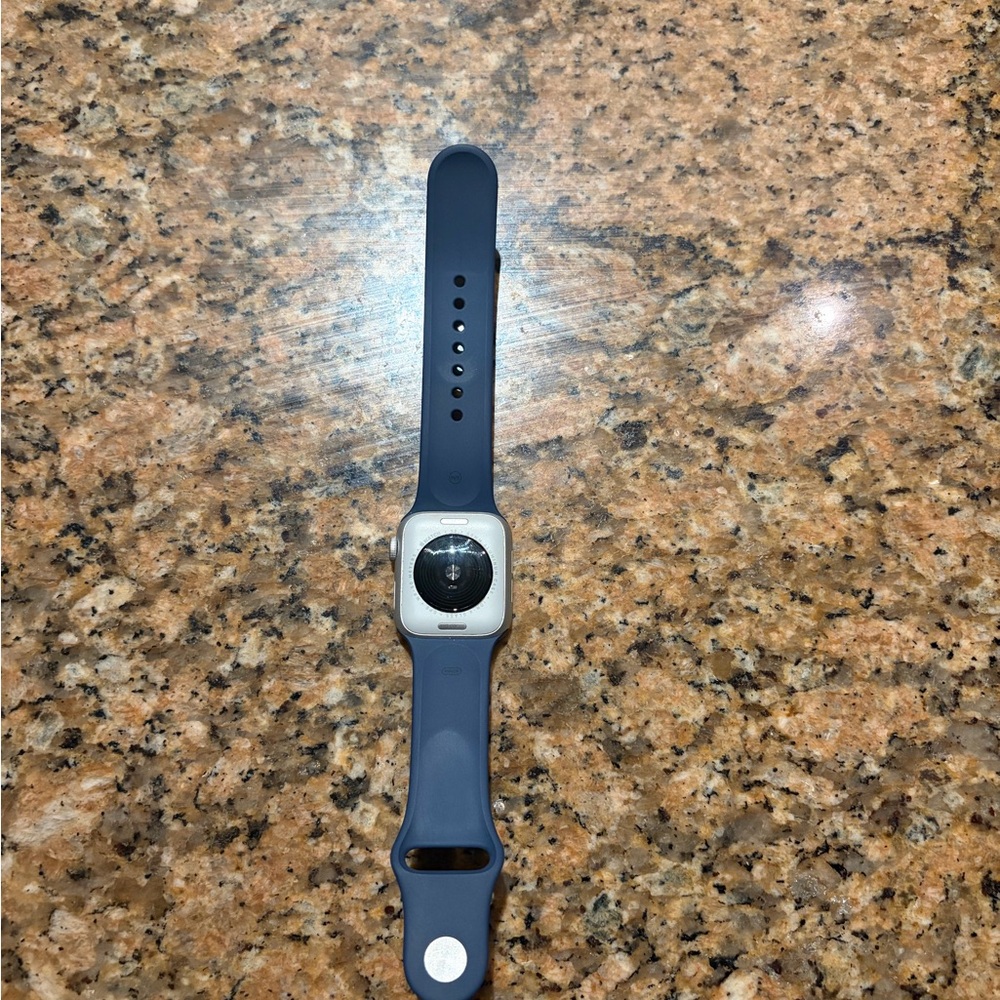 Apple Watch SE Gen 2 Silver 40mm with 2 silicone bands, charger, charging stand - Picture 5 of 6